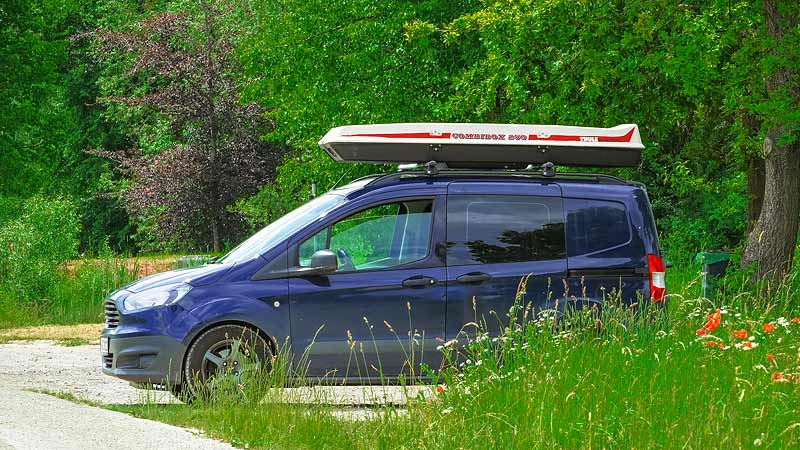 Ford Courier mit Dachbox