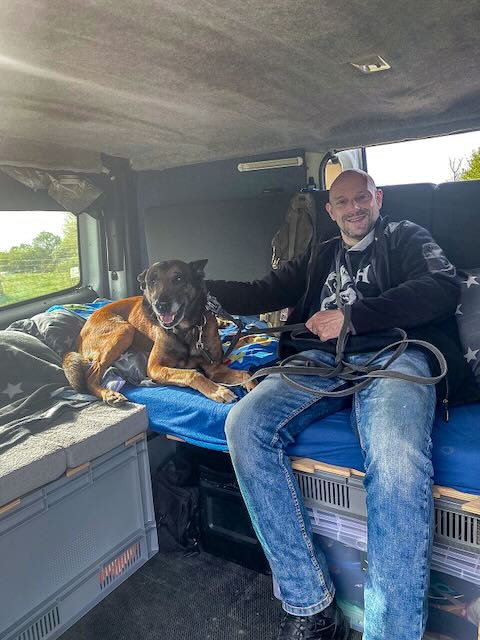 Mit Hund im Mini Camper Van